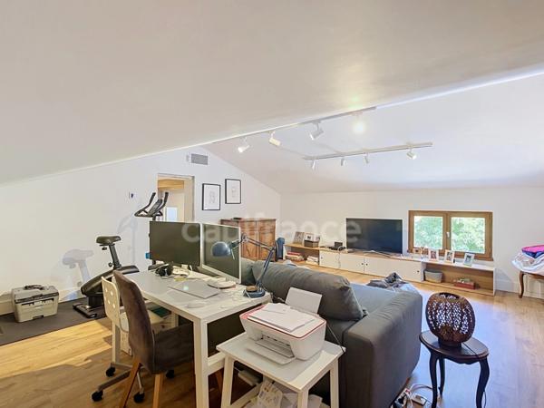 MONTÉLIMAR (26200) – Maison familiale climatisée de 162 m², 5 chambres dont une vaste pièce de 35 m², piscine et jardin clos arboré de 827m2