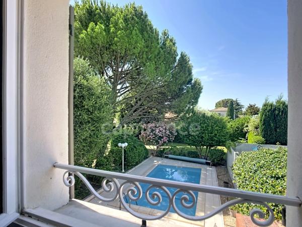 MONTÉLIMAR (26200) – Maison familiale climatisée de 162 m², 5 chambres dont une vaste pièce de 35 m², piscine et jardin clos arboré de 827m2