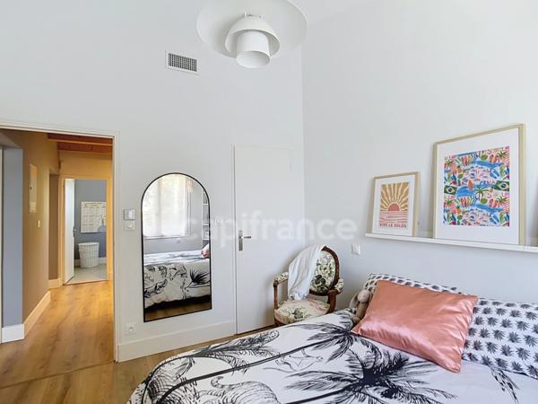 MONTÉLIMAR (26200) – Maison familiale climatisée de 162 m², 5 chambres dont une vaste pièce de 35 m², piscine et jardin clos arboré de 827m2