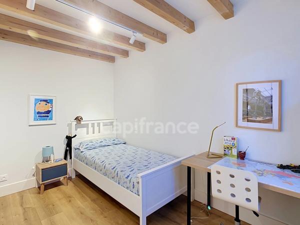 MONTÉLIMAR (26200) – Maison familiale climatisée de 162 m², 5 chambres dont une vaste pièce de 35 m², piscine et jardin clos arboré de 827m2