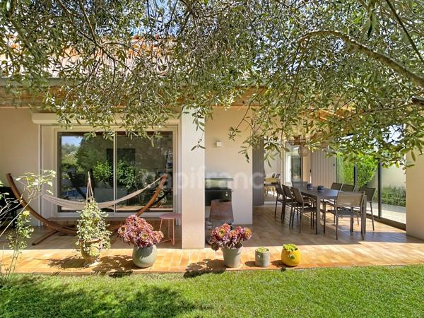 MONTÉLIMAR (26200) – Maison familiale climatisée de 162 m², 5 chambres dont une vaste pièce de 35 m², piscine et jardin clos arboré de 827m2