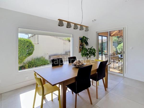 MONTÉLIMAR (26200) – Maison familiale climatisée de 162 m², 5 chambres dont une vaste pièce de 35 m², piscine et jardin clos arboré de 827m2