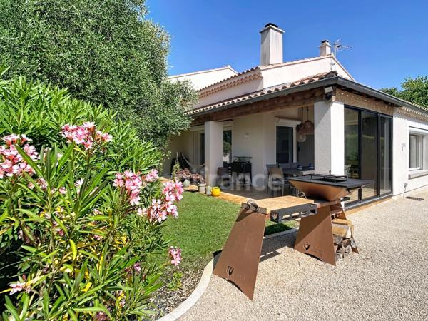 MONTÉLIMAR (26200) – Maison familiale climatisée de 162 m², 5 chambres dont une vaste pièce de 35 m², piscine et jardin clos arboré de 827m2