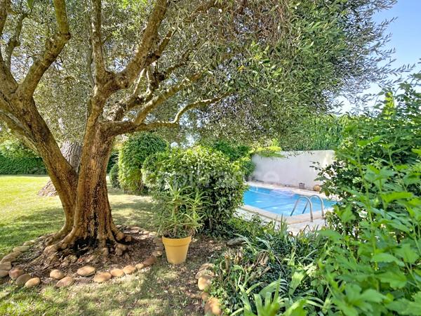 MONTÉLIMAR (26200) – Maison familiale climatisée de 162 m², 5 chambres dont une vaste pièce de 35 m², piscine et jardin clos arboré de 827m2