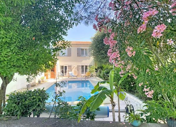 MONTÉLIMAR (26200) – Maison familiale climatisée de 162 m², 5 chambres dont une vaste pièce de 35 m², piscine et jardin clos arboré de 827m2