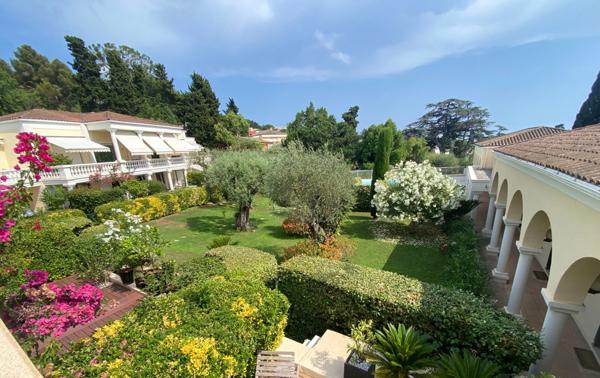 Secteur privilégié, Grand appartement T2 luxueux avec piscine et garage.