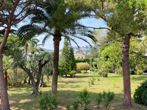 Secteur privilégié, Grand appartement T2 luxueux avec piscine et garage.