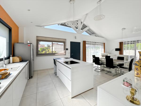 Collonges-au-Mont-d'Or (69660) À Vendre – Maison contemporaine rare à Collonges-au-Mont-d’Or