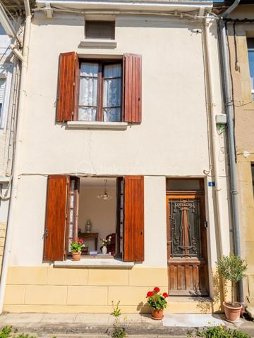 Située dans un village calme à 5 minutes de Lavelanet et 15 minutes de Foix/Montgaillard, découvrez cette maison de village d'environ 90 m²
offrant un fort potentiel après travaux. Idéal pour un premier achat ou un projet locatif (proximité des commodités, des stations de ski et du
château de Montségur).

Agencement du bien :
- Rez-de-chaussée : Un salon et une cuisine indépendante avec cellier attenant.
- 1er étage : 2 chambres et une salle de bain.
- 2ème étage : Combles aménagés comprenant un espace de rangement et une 3ème chambre bénéficiant d'un accès direct à une terrasse
au calme.

Les points forts :
- Prix attractif permettant de financer la rénovation selon vos goûts.
- Le plus : Une terrasse sans vis-à-vis au dernier étage, rare sur ce type de bien.
- Emplacement : Environnement nature, village avec commodités, accès rapide aux axes principaux (Foix).
- Maison saine à fort potentiel de valorisation.

Pour plus d'informations ou pour organiser une visite, contactez moi !