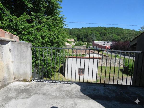 Située dans un village calme à 5 minutes de Lavelanet et 15 minutes de Foix/Montgaillard, découvrez cette maison de village d'environ 90 m²
offrant un fort potentiel après travaux. Idéal pour un premier achat ou un projet locatif (proximité des commodités, des stations de ski et du
château de Montségur).

Agencement du bien :
- Rez-de-chaussée : Un salon et une cuisine indépendante avec cellier attenant.
- 1er étage : 2 chambres et une salle de bain.
- 2ème étage : Combles aménagés comprenant un espace de rangement et une 3ème chambre bénéficiant d'un accès direct à une terrasse
au calme.

Les points forts :
- Prix attractif permettant de financer la rénovation selon vos goûts.
- Le plus : Une terrasse sans vis-à-vis au dernier étage, rare sur ce type de bien.
- Emplacement : Environnement nature, village avec commodités, accès rapide aux axes principaux (Foix).
- Maison saine à fort potentiel de valorisation.

Pour plus d'informations ou pour organiser une visite, contactez moi !
