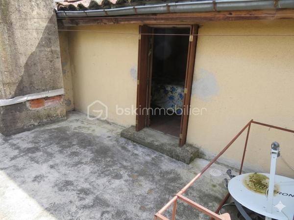 Située dans un village calme à 5 minutes de Lavelanet et 15 minutes de Foix/Montgaillard, découvrez cette maison de village d'environ 90 m²
offrant un fort potentiel après travaux. Idéal pour un premier achat ou un projet locatif (proximité des commodités, des stations de ski et du
château de Montségur).

Agencement du bien :
- Rez-de-chaussée : Un salon et une cuisine indépendante avec cellier attenant.
- 1er étage : 2 chambres et une salle de bain.
- 2ème étage : Combles aménagés comprenant un espace de rangement et une 3ème chambre bénéficiant d'un accès direct à une terrasse
au calme.

Les points forts :
- Prix attractif permettant de financer la rénovation selon vos goûts.
- Le plus : Une terrasse sans vis-à-vis au dernier étage, rare sur ce type de bien.
- Emplacement : Environnement nature, village avec commodités, accès rapide aux axes principaux (Foix).
- Maison saine à fort potentiel de valorisation.

Pour plus d'informations ou pour organiser une visite, contactez moi !