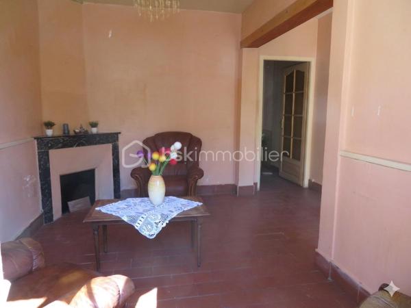 Située dans un village calme à 5 minutes de Lavelanet et 15 minutes de Foix/Montgaillard, découvrez cette maison de village d'environ 90 m²
offrant un fort potentiel après travaux. Idéal pour un premier achat ou un projet locatif (proximité des commodités, des stations de ski et du
château de Montségur).

Agencement du bien :
- Rez-de-chaussée : Un salon et une cuisine indépendante avec cellier attenant.
- 1er étage : 2 chambres et une salle de bain.
- 2ème étage : Combles aménagés comprenant un espace de rangement et une 3ème chambre bénéficiant d'un accès direct à une terrasse
au calme.

Les points forts :
- Prix attractif permettant de financer la rénovation selon vos goûts.
- Le plus : Une terrasse sans vis-à-vis au dernier étage, rare sur ce type de bien.
- Emplacement : Environnement nature, village avec commodités, accès rapide aux axes principaux (Foix).
- Maison saine à fort potentiel de valorisation.

Pour plus d'informations ou pour organiser une visite, contactez moi !