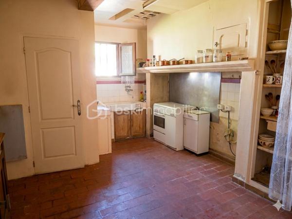 Située dans un village calme à 5 minutes de Lavelanet et 15 minutes de Foix/Montgaillard, découvrez cette maison de village d'environ 90 m²
offrant un fort potentiel après travaux. Idéal pour un premier achat ou un projet locatif (proximité des commodités, des stations de ski et du
château de Montségur).

Agencement du bien :
- Rez-de-chaussée : Un salon et une cuisine indépendante avec cellier attenant.
- 1er étage : 2 chambres et une salle de bain.
- 2ème étage : Combles aménagés comprenant un espace de rangement et une 3ème chambre bénéficiant d'un accès direct à une terrasse
au calme.

Les points forts :
- Prix attractif permettant de financer la rénovation selon vos goûts.
- Le plus : Une terrasse sans vis-à-vis au dernier étage, rare sur ce type de bien.
- Emplacement : Environnement nature, village avec commodités, accès rapide aux axes principaux (Foix).
- Maison saine à fort potentiel de valorisation.

Pour plus d'informations ou pour organiser une visite, contactez moi !