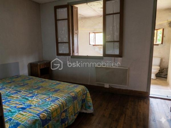 Située dans un village calme à 5 minutes de Lavelanet et 15 minutes de Foix/Montgaillard, découvrez cette maison de village d'environ 90 m²
offrant un fort potentiel après travaux. Idéal pour un premier achat ou un projet locatif (proximité des commodités, des stations de ski et du
château de Montségur).

Agencement du bien :
- Rez-de-chaussée : Un salon et une cuisine indépendante avec cellier attenant.
- 1er étage : 2 chambres et une salle de bain.
- 2ème étage : Combles aménagés comprenant un espace de rangement et une 3ème chambre bénéficiant d'un accès direct à une terrasse
au calme.

Les points forts :
- Prix attractif permettant de financer la rénovation selon vos goûts.
- Le plus : Une terrasse sans vis-à-vis au dernier étage, rare sur ce type de bien.
- Emplacement : Environnement nature, village avec commodités, accès rapide aux axes principaux (Foix).
- Maison saine à fort potentiel de valorisation.

Pour plus d'informations ou pour organiser une visite, contactez moi !