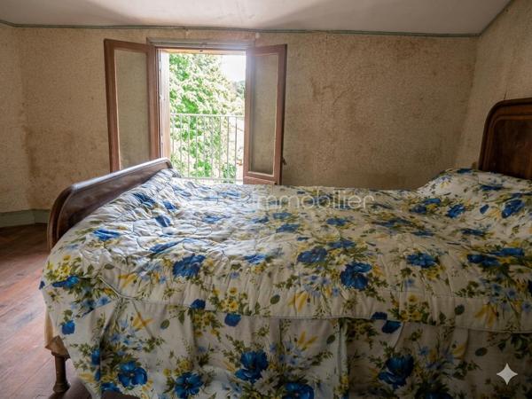 Située dans un village calme à 5 minutes de Lavelanet et 15 minutes de Foix/Montgaillard, découvrez cette maison de village d'environ 90 m²
offrant un fort potentiel après travaux. Idéal pour un premier achat ou un projet locatif (proximité des commodités, des stations de ski et du
château de Montségur).

Agencement du bien :
- Rez-de-chaussée : Un salon et une cuisine indépendante avec cellier attenant.
- 1er étage : 2 chambres et une salle de bain.
- 2ème étage : Combles aménagés comprenant un espace de rangement et une 3ème chambre bénéficiant d'un accès direct à une terrasse
au calme.

Les points forts :
- Prix attractif permettant de financer la rénovation selon vos goûts.
- Le plus : Une terrasse sans vis-à-vis au dernier étage, rare sur ce type de bien.
- Emplacement : Environnement nature, village avec commodités, accès rapide aux axes principaux (Foix).
- Maison saine à fort potentiel de valorisation.

Pour plus d'informations ou pour organiser une visite, contactez moi !