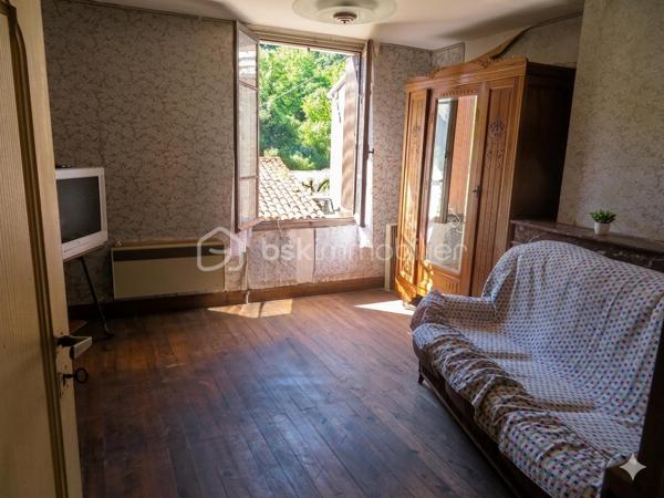 Située dans un village calme à 5 minutes de Lavelanet et 15 minutes de Foix/Montgaillard, découvrez cette maison de village d'environ 90 m²
offrant un fort potentiel après travaux. Idéal pour un premier achat ou un projet locatif (proximité des commodités, des stations de ski et du
château de Montségur).

Agencement du bien :
- Rez-de-chaussée : Un salon et une cuisine indépendante avec cellier attenant.
- 1er étage : 2 chambres et une salle de bain.
- 2ème étage : Combles aménagés comprenant un espace de rangement et une 3ème chambre bénéficiant d'un accès direct à une terrasse
au calme.

Les points forts :
- Prix attractif permettant de financer la rénovation selon vos goûts.
- Le plus : Une terrasse sans vis-à-vis au dernier étage, rare sur ce type de bien.
- Emplacement : Environnement nature, village avec commodités, accès rapide aux axes principaux (Foix).
- Maison saine à fort potentiel de valorisation.

Pour plus d'informations ou pour organiser une visite, contactez moi !