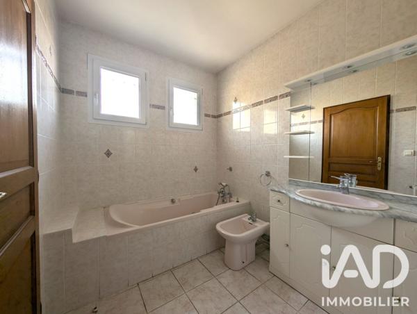 Maison à vendre 8 pièces 159,96 m² Saint-Yrieix-sur-Charente