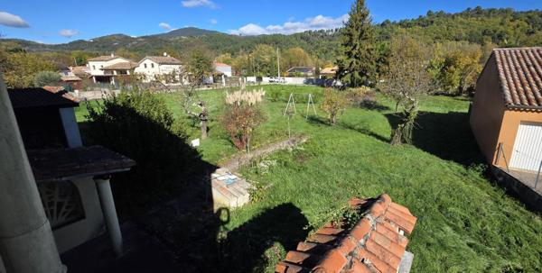 Maison de 163 m2 avec appartement indépendant et Entrepôt de 90 m²