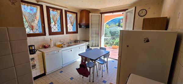 Maison de 163 m2 avec appartement indépendant et Entrepôt de 90 m²