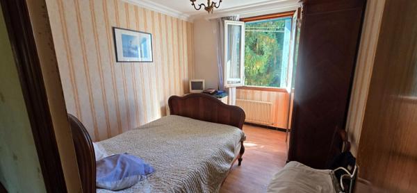 Maison de 163 m2 avec appartement indépendant et Entrepôt de 90 m²