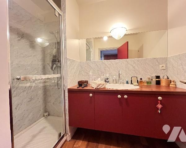 LYON 6eme, proche Lafayette, lumineux T3 traversant de 75,43 m² avec balcon et garage double en sus.