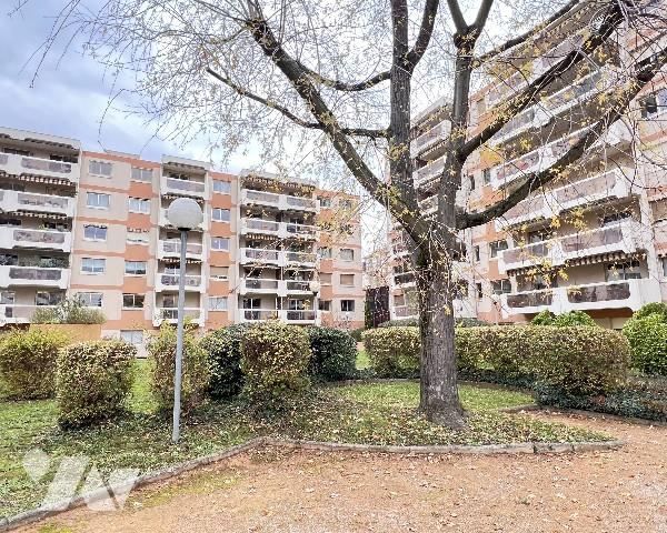 LYON 6eme, proche Lafayette, lumineux T3 traversant de 75,43 m² avec balcon et garage double en sus.