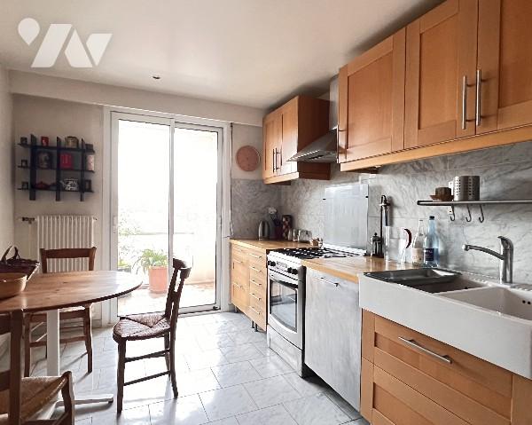 LYON 6eme, proche Lafayette, lumineux T3 traversant de 75,43 m² avec balcon et garage double en sus.