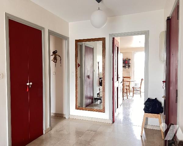 LYON 6eme, proche Lafayette, lumineux T3 traversant de 75,43 m² avec balcon et garage double en sus.