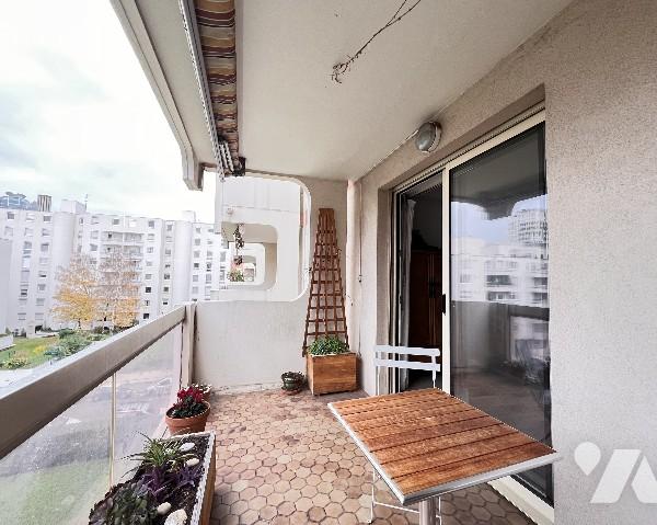 LYON 6eme, proche Lafayette, lumineux T3 traversant de 75,43 m² avec balcon et garage double en sus.