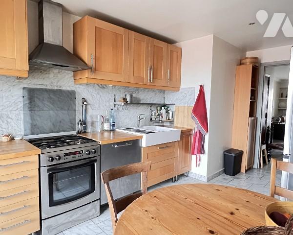 LYON 6eme, proche Lafayette, lumineux T3 traversant de 75,43 m² avec balcon et garage double en sus.