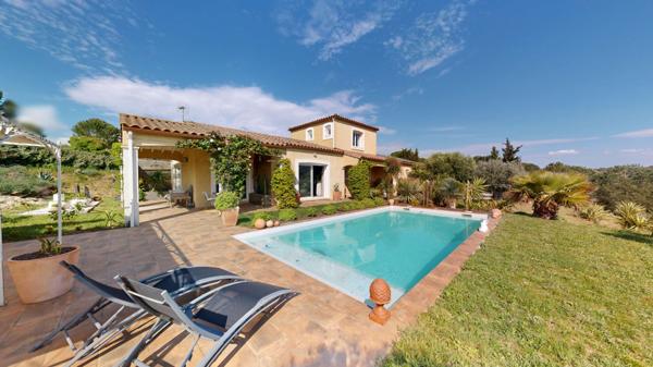 A Carcassonne, Villa avec piscine, garage et jardin.