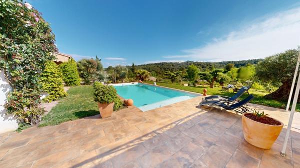 A Carcassonne, Villa avec piscine, garage et jardin.