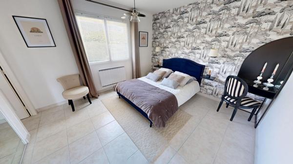 A Carcassonne, Villa avec piscine, garage et jardin.