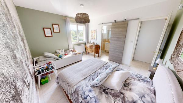 A Carcassonne, Villa avec piscine, garage et jardin.