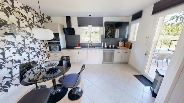 A Carcassonne, Villa avec piscine, garage et jardin.