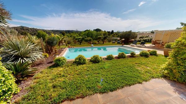 A Carcassonne, Villa avec piscine, garage et jardin.