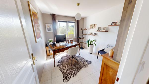 A Carcassonne, Villa avec piscine, garage et jardin.
