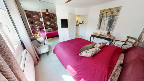 A Carcassonne, Villa avec piscine, garage et jardin.