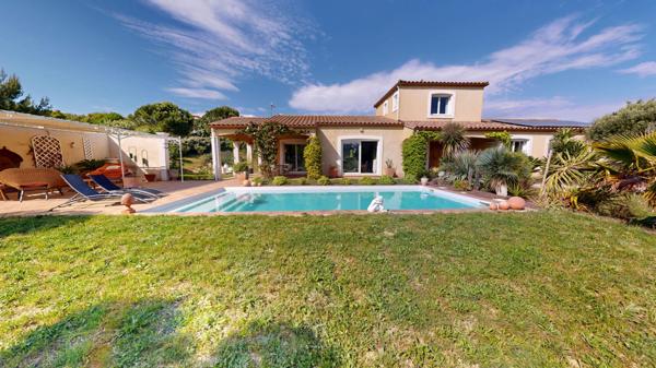 A Carcassonne, Villa avec piscine, garage et jardin.