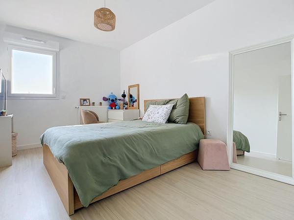 APPARTEMENT AVEC TERRASSE DANS RÉSIDENCE DE STANDING AU COEUR DE PAREMPUYRE.