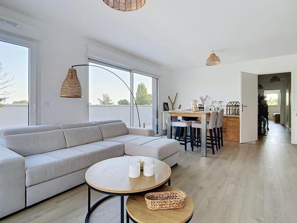 APPARTEMENT AVEC TERRASSE DANS RÉSIDENCE DE STANDING AU COEUR DE PAREMPUYRE.