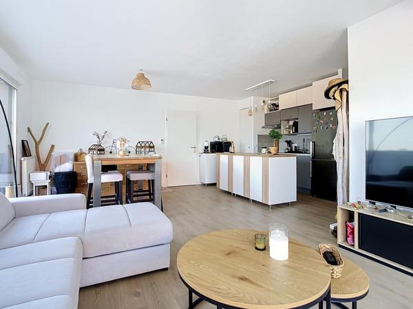 APPARTEMENT AVEC TERRASSE DANS RÉSIDENCE DE STANDING AU COEUR DE PAREMPUYRE.
