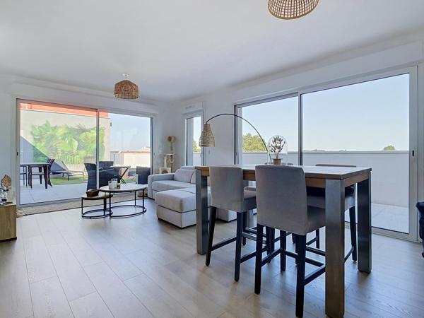 APPARTEMENT AVEC TERRASSE DANS RÉSIDENCE DE STANDING AU COEUR DE PAREMPUYRE.