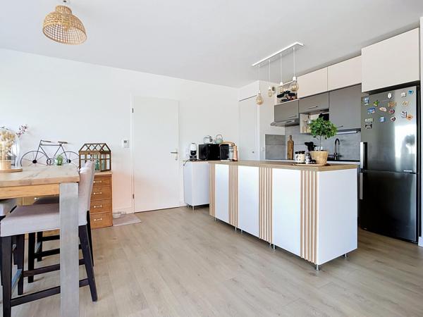 APPARTEMENT AVEC TERRASSE DANS RÉSIDENCE DE STANDING AU COEUR DE PAREMPUYRE.