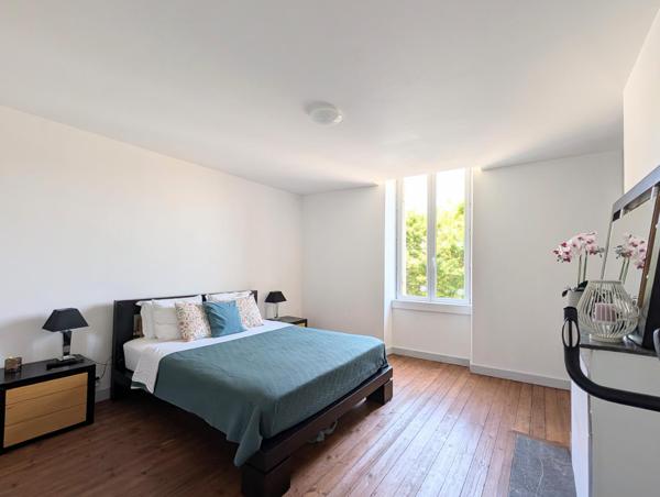 Ensemble immobilier de caractère au cœur de Saint-Savin – 719 m² de potentiel, avec logements loués