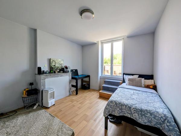 Ensemble immobilier de caractère au cœur de Saint-Savin – 719 m² de potentiel, avec logements loués