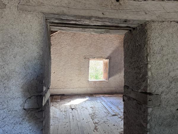Le Donjon - Ferme à rénover avec une grande grange et des dépendances, sur un terrain de plus de 3 hectares co Le Donjon (03130)