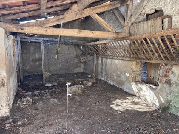 Le Donjon - Ferme à rénover avec une grande grange et des dépendances, sur un terrain de plus de 3 hectares co Le Donjon (03130)