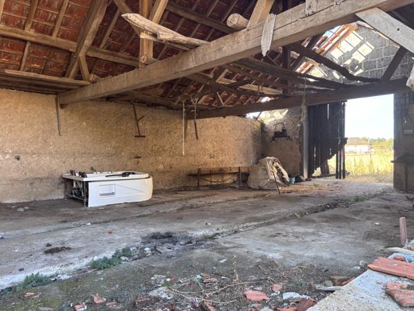 Le Donjon - Ferme à rénover avec une grande grange et des dépendances, sur un terrain de plus de 3 hectares co Le Donjon (03130)