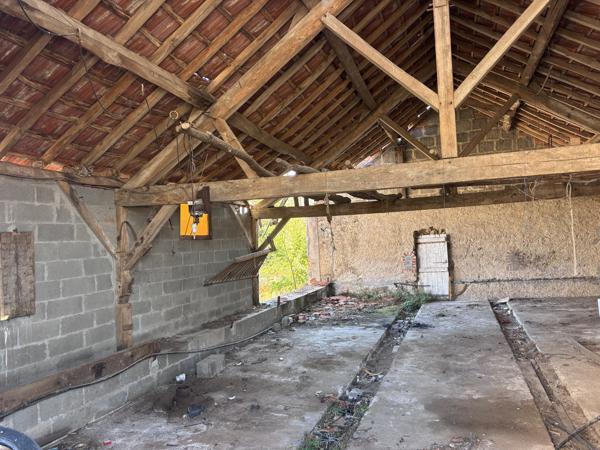 Le Donjon - Ferme à rénover avec une grande grange et des dépendances, sur un terrain de plus de 3 hectares co Le Donjon (03130)